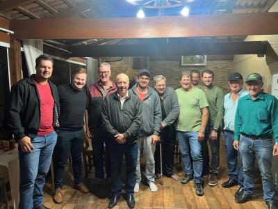 Deputado Oscar Gutz entrega implemento agrícola para agricultores do Alto Indaiá, em Petrolândia