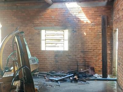 Incêndio atinge antiga escola utilizada como residência em Agrolândia