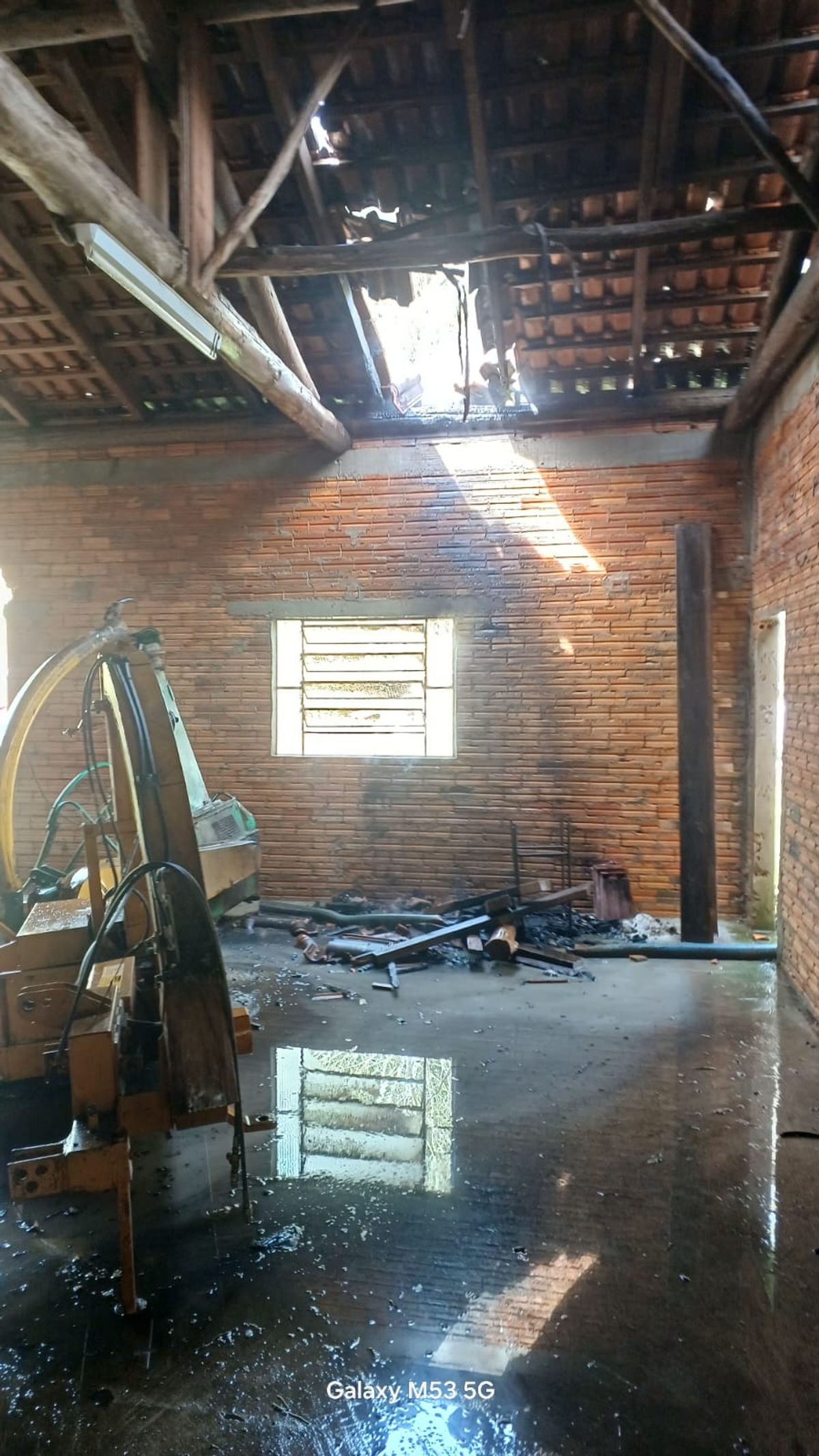 Incêndio atinge antiga escola utilizada como residência em Agrolândia