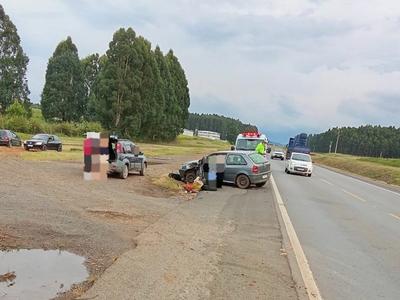 Mulher fica ferida após colisão entre carro e motocicleta na BR-116 em SC