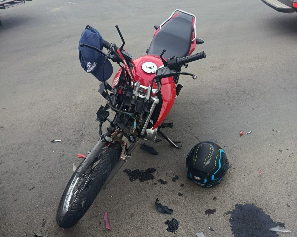 Colisão entre carro e moto deixa jovem ferido no Centro de Papanduva