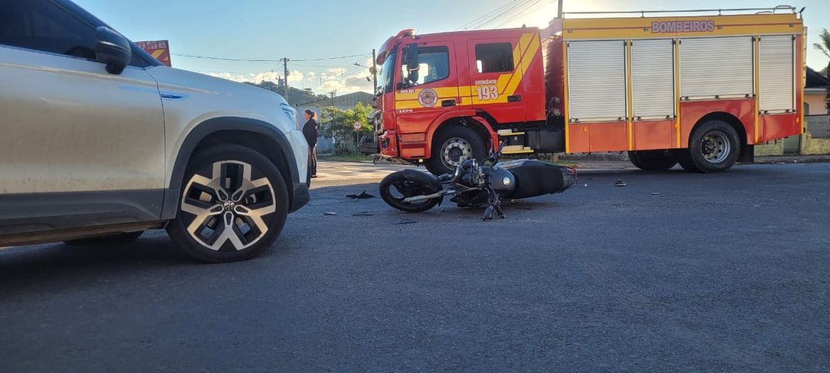 Acidente entre caminhonete e carro deixa duas pessoas feridas em Mafra