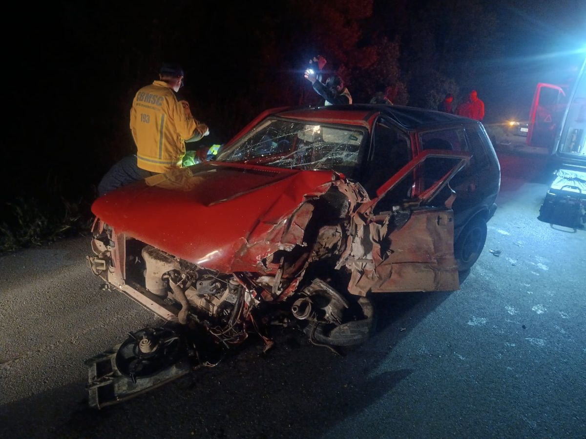 Homem fica ferido após colisão entre carro e carreta na BR-470, em Pouso Redondo