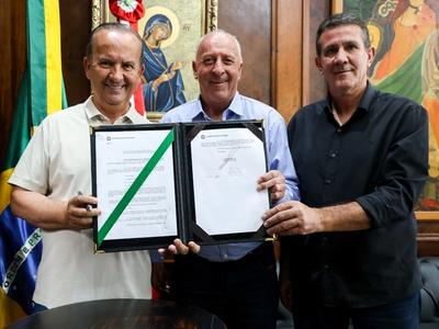 Lei de autoria do deputado estadual Oscar Gutz que protege produtores catarinenses e proíbe reconstituição de leite em pó importado, é sancionada