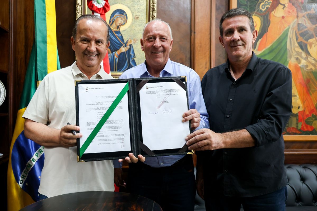 Lei de autoria do deputado estadual Oscar Gutz que protege produtores catarinenses e proíbe reconstituição de leite em pó importado, é sancionada