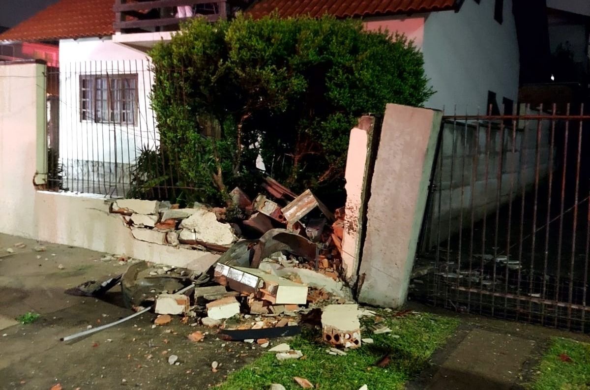 Colisão entre veículos derruba muro e poste de energia, em Canoinhas