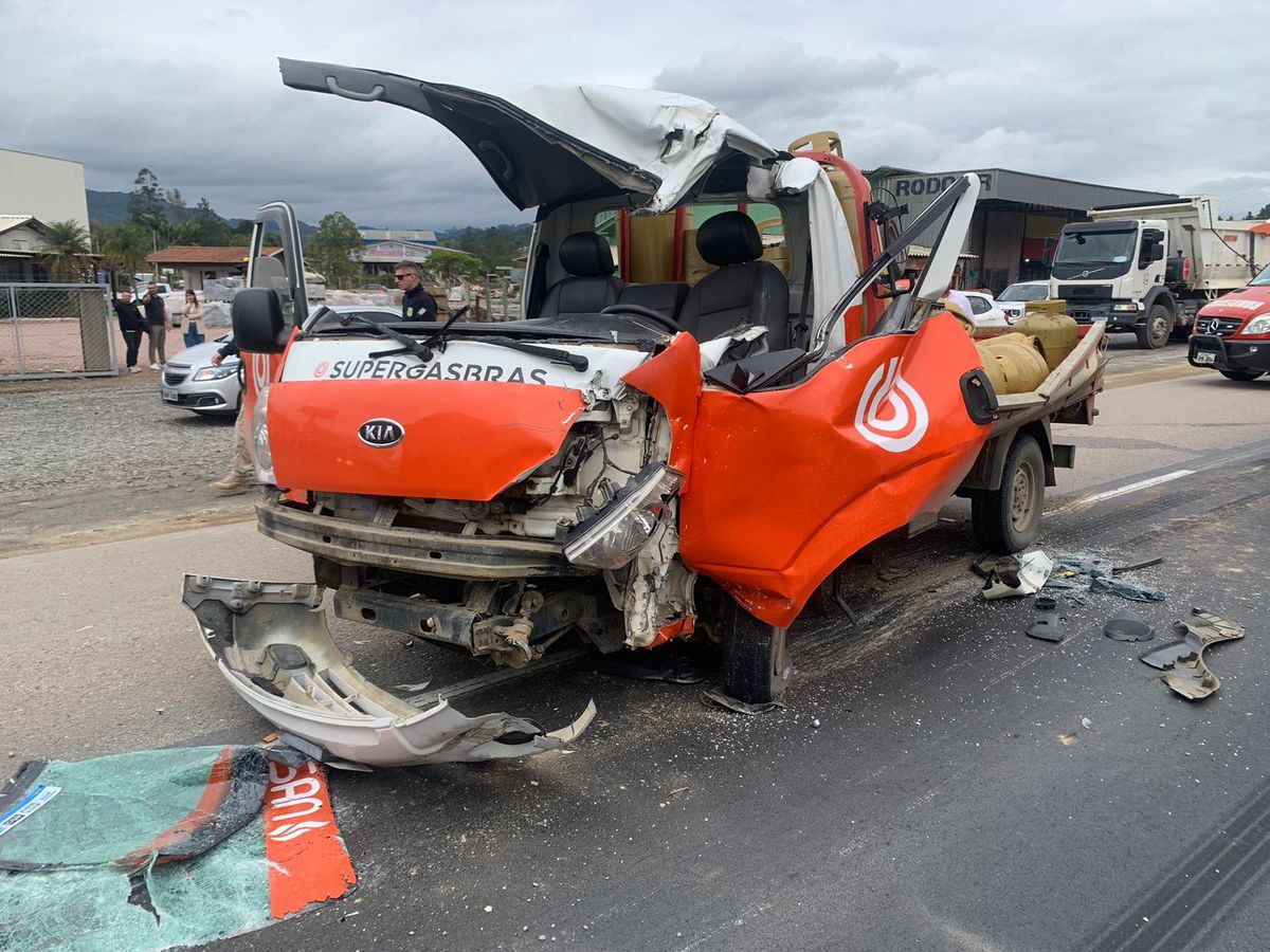Caminhonete colide em caminhão na BR-470, motorista é resgatado das ferragens