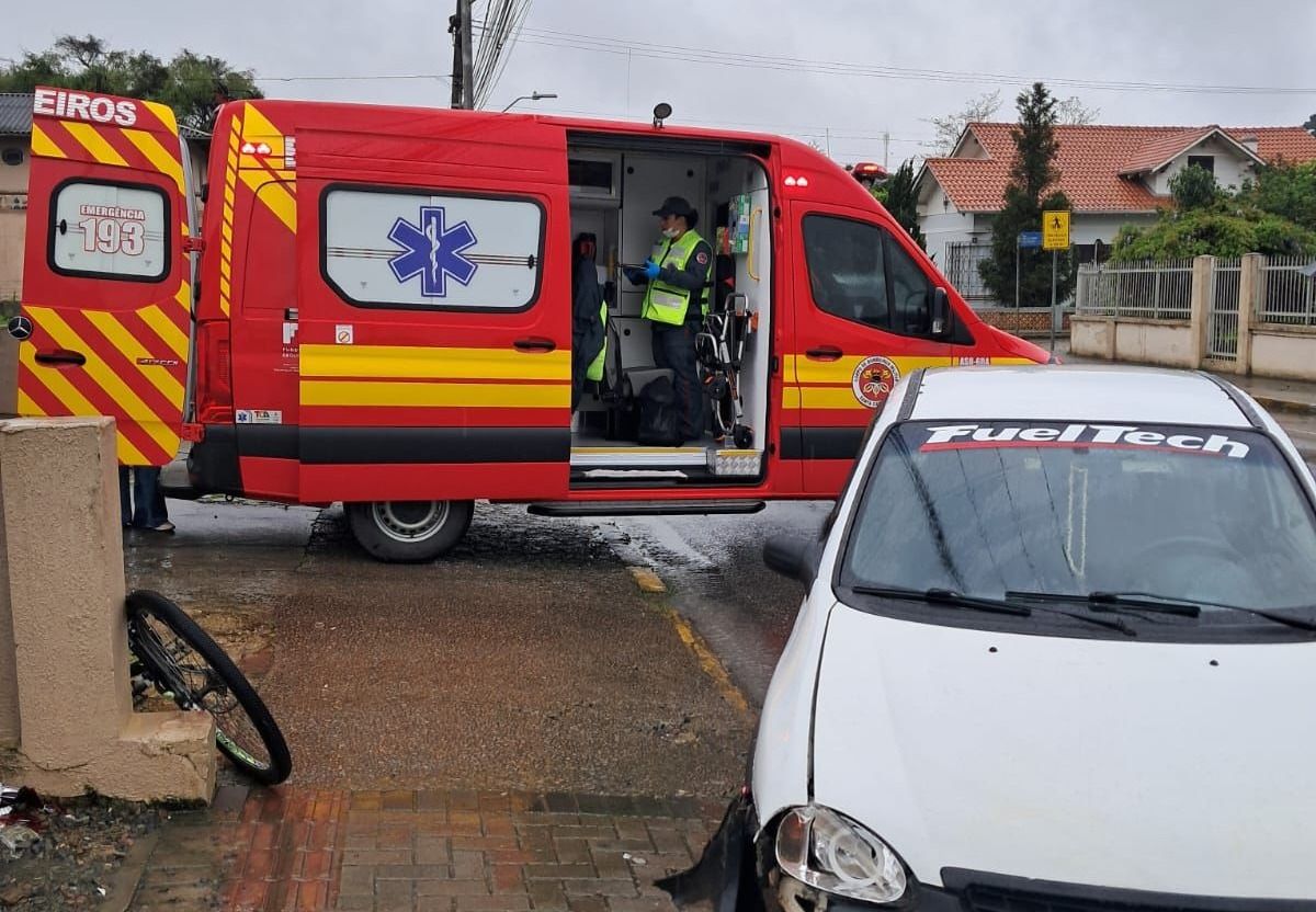 Adolescente fica ferido após colisão entre bicicleta e carro em São Bento do Sul