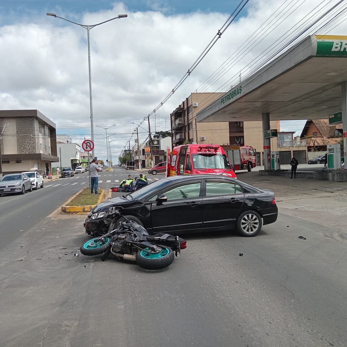 Colisão entre carro e moto deixa motociclista ferido em Mafra