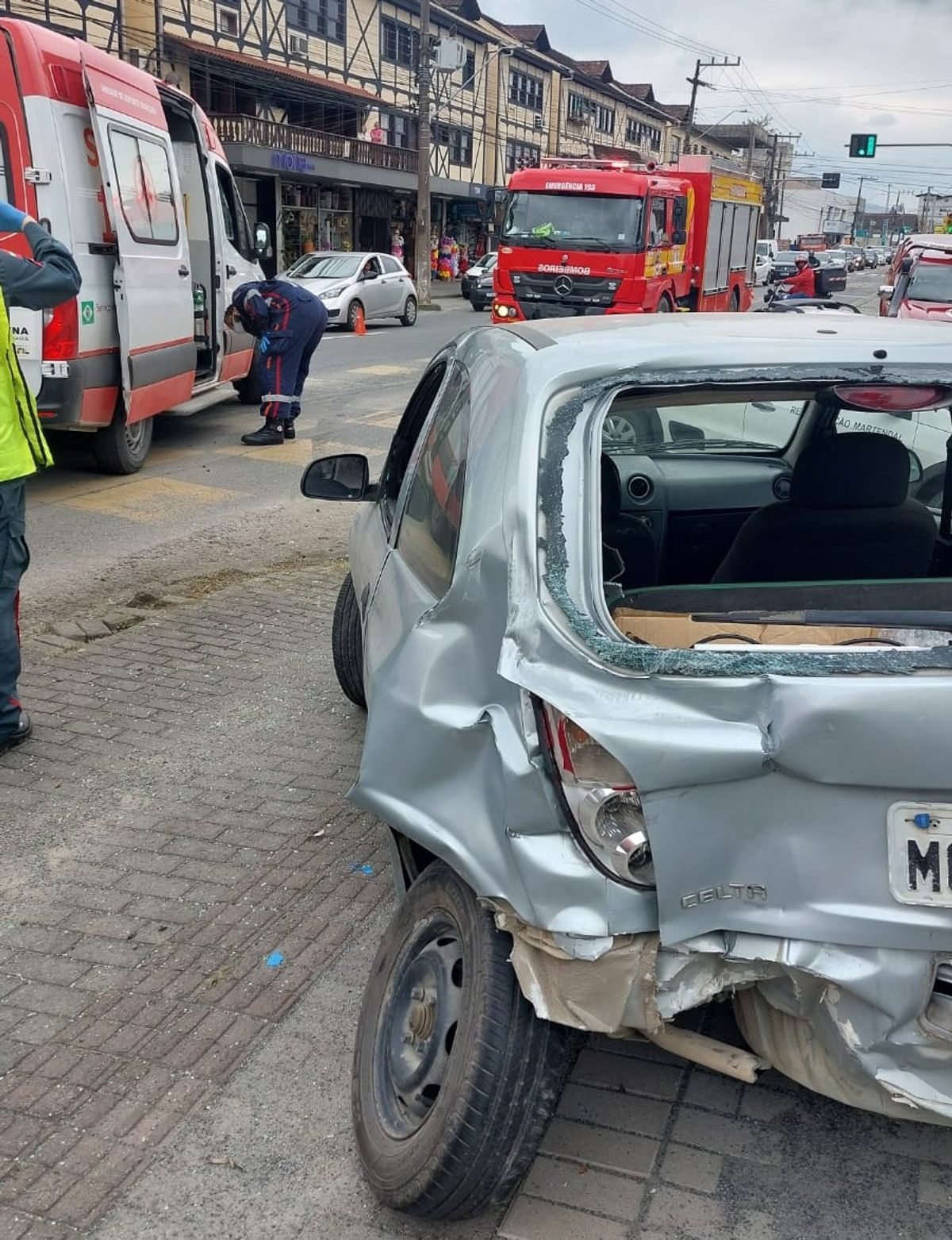 Ambulância do SAMU se envolve em acidente no Vale do Itajaí