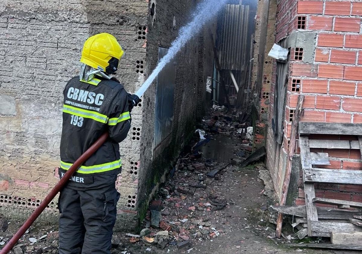 Incêndio destrói estufa de fumo e danifica segunda estrutura em Papanduva