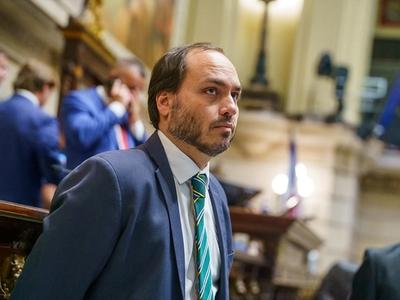 Carlos Bolsonaro renuncia a mandato no RJ: “Vou para SC cumprir um chamado que não poderia realizar aqui”