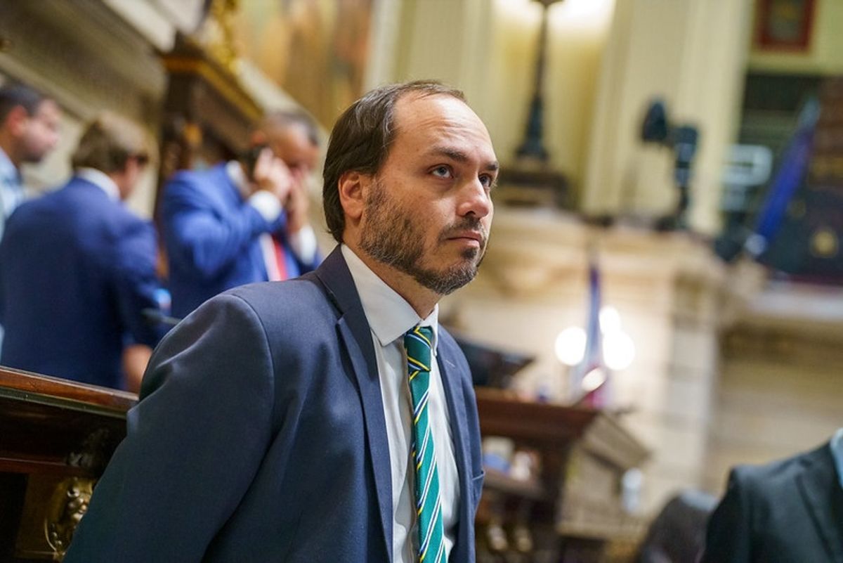 Carlos Bolsonaro renuncia a mandato no RJ: “Vou para SC cumprir um chamado que não poderia realizar aqui”