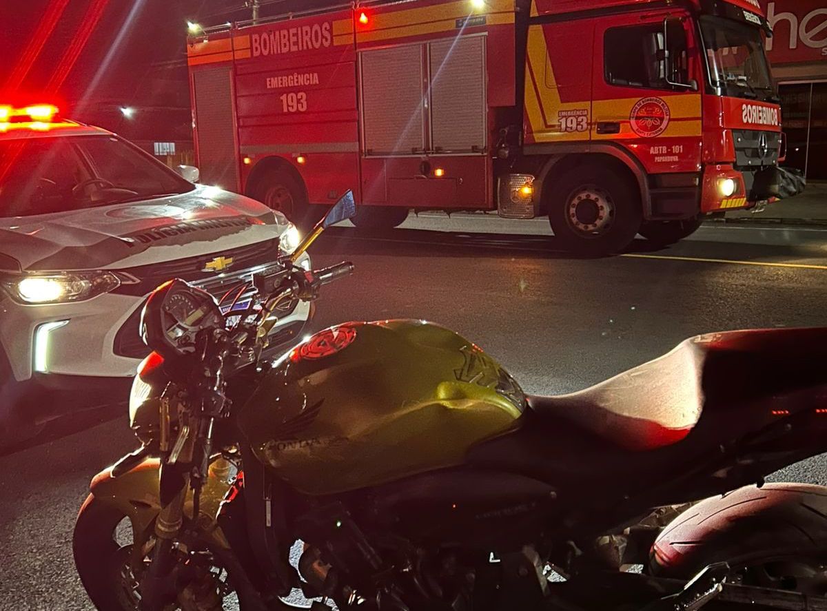 Mulher fica ferida em queda de motocicleta no Centro de Papanduva