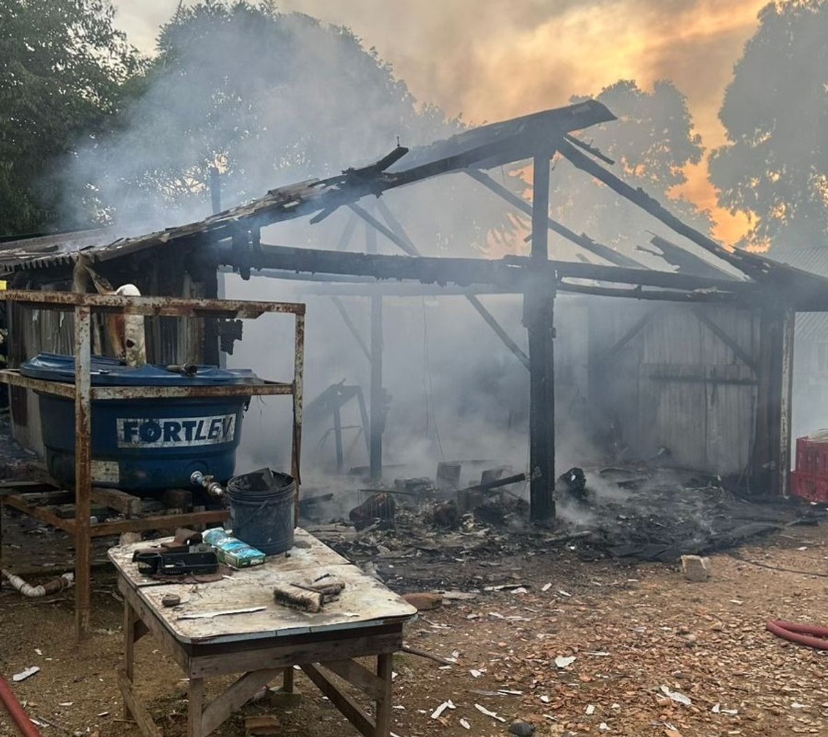 Depósito de ferramentas é destruído por incêndio, em Mafra