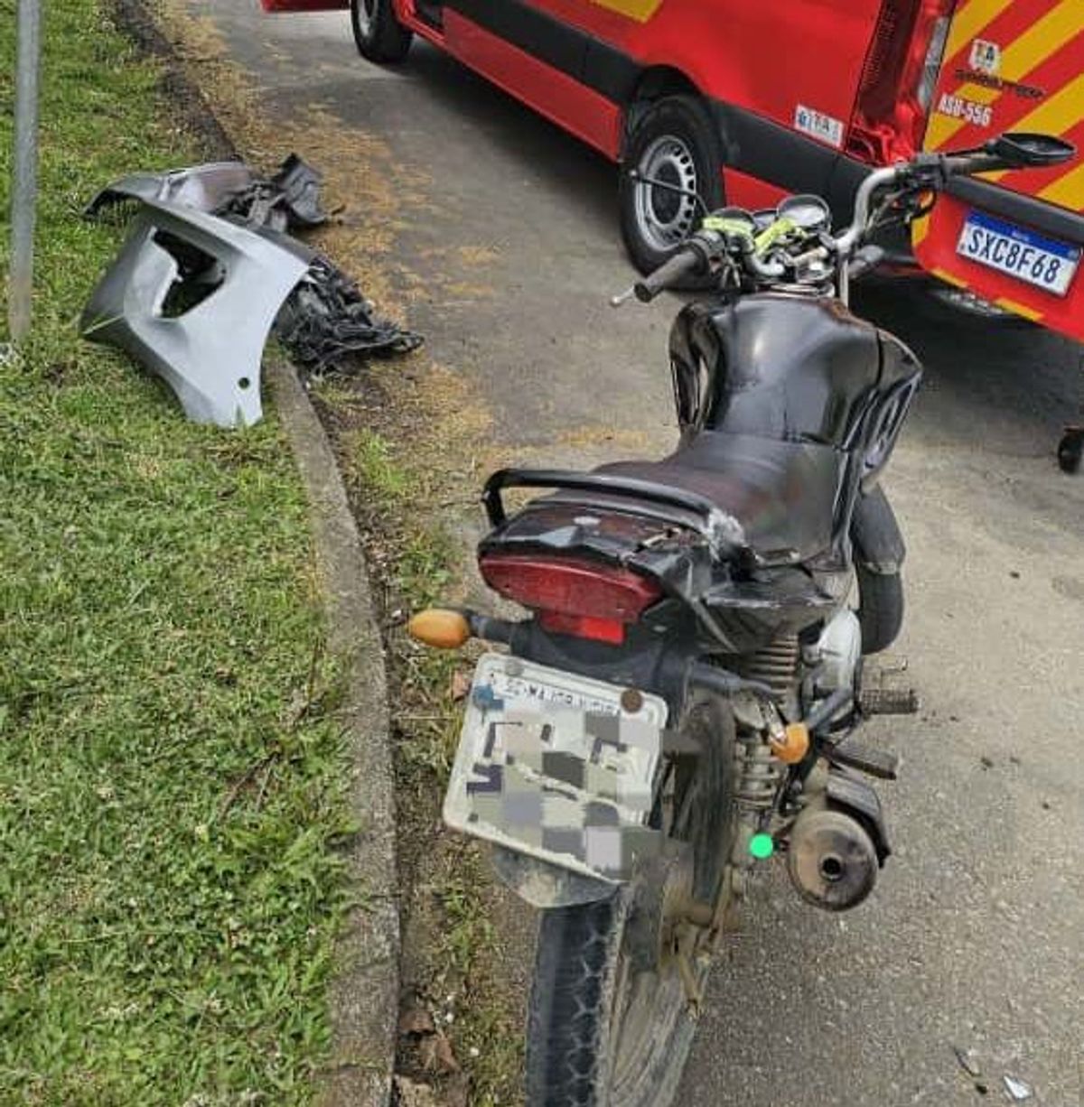 Colisão entre carro e motocicleta mobiliza bombeiros, em Mafra