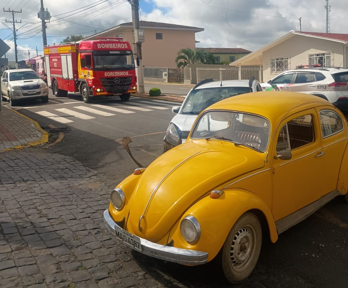 Acidente entre dois carros deixa jovem ferida no Centro de Papanduva