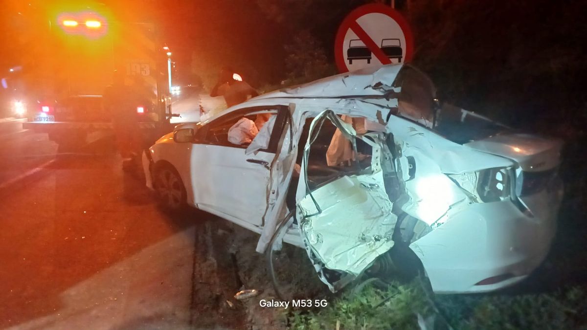 Homem fica preso às ferragens em grave acidente entre carro e caminhão na BR-470