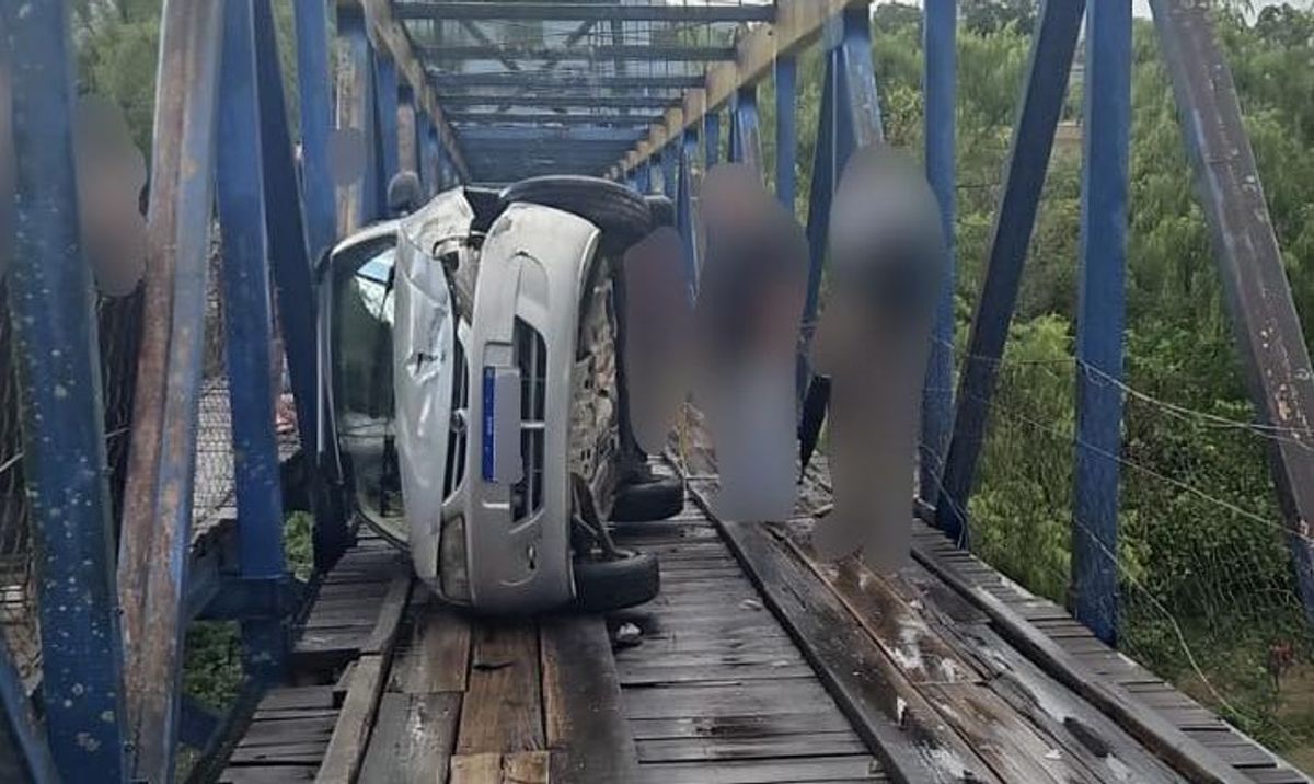 Condutor perde o controle e tomba veículo sobre ponte em Rio do Sul