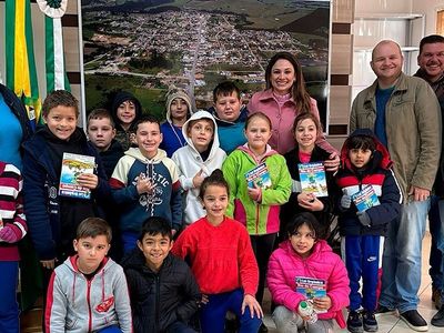 Alunos do 4º ano da EMEB Santa Maria visitam a Prefeitura e a Câmara de Vereadores de Rio do Campo