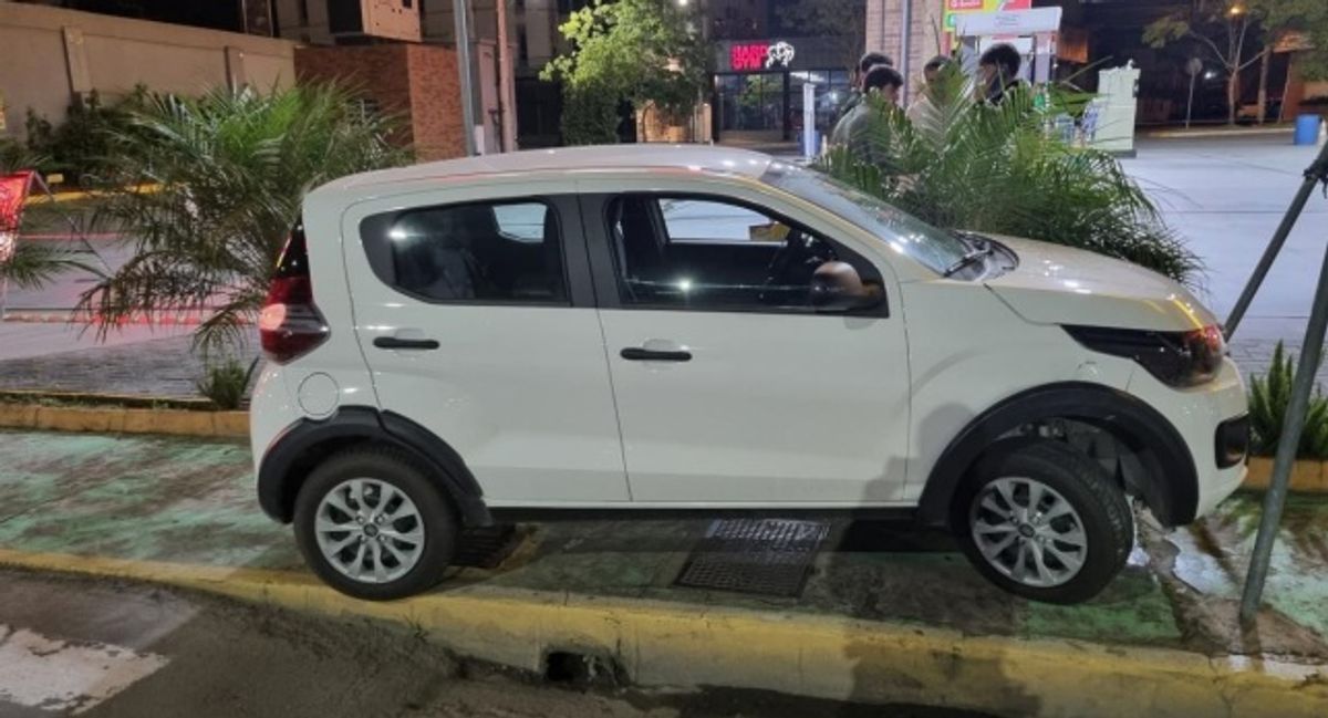 Motorista embriagado é preso após colidir veículo contra mastro de posto em Rio do Sul