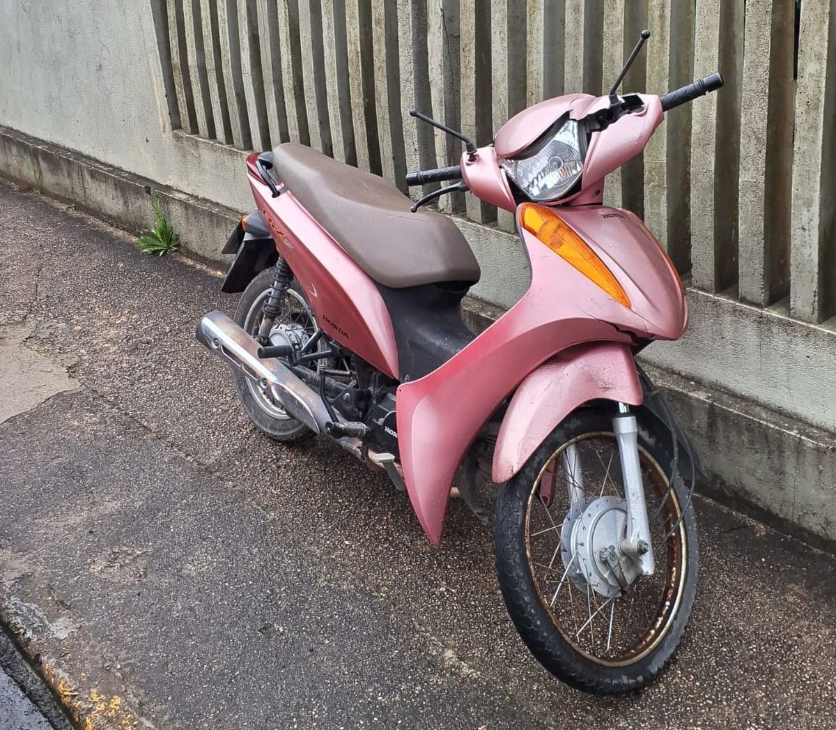 Motociclista fica ferida em colisão no Centro de São Bento do Sul
