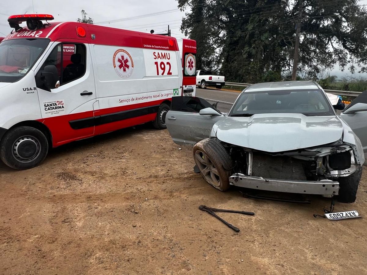 Grave acidente no Vale deixa crianças feridas e uma delas é arremessada para fora do carro