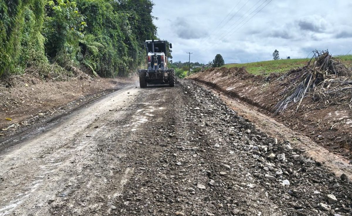 Abertura, patrolamento e britagem na estrada da Canela levam melhorias ao interior de Santa Terezinha