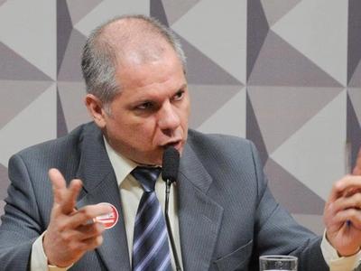 Presidente do INSS é afastado em operação que investiga esquema bilionário de descontos irregulares