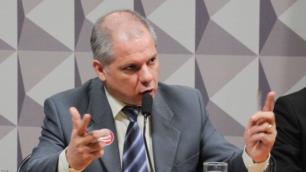 Presidente do INSS é afastado em operação que investiga esquema bilionário de descontos irregulares