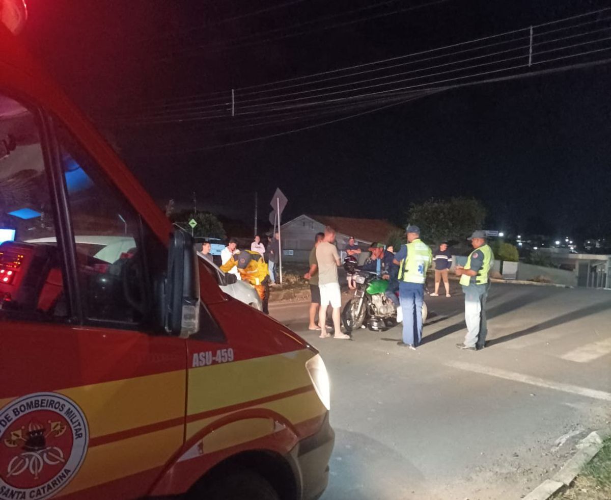 Mulher fica ferida em colisão entre carro e motocicleta em Papanduva