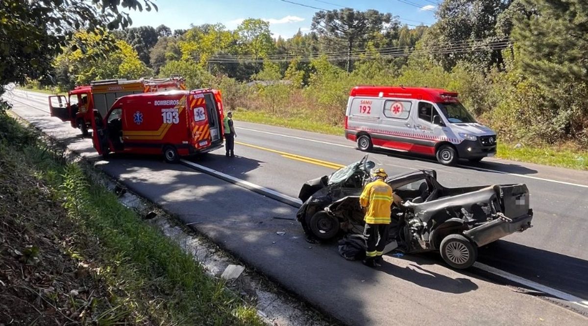 Carro fica destruído após acidente na BR-280, em Mafra