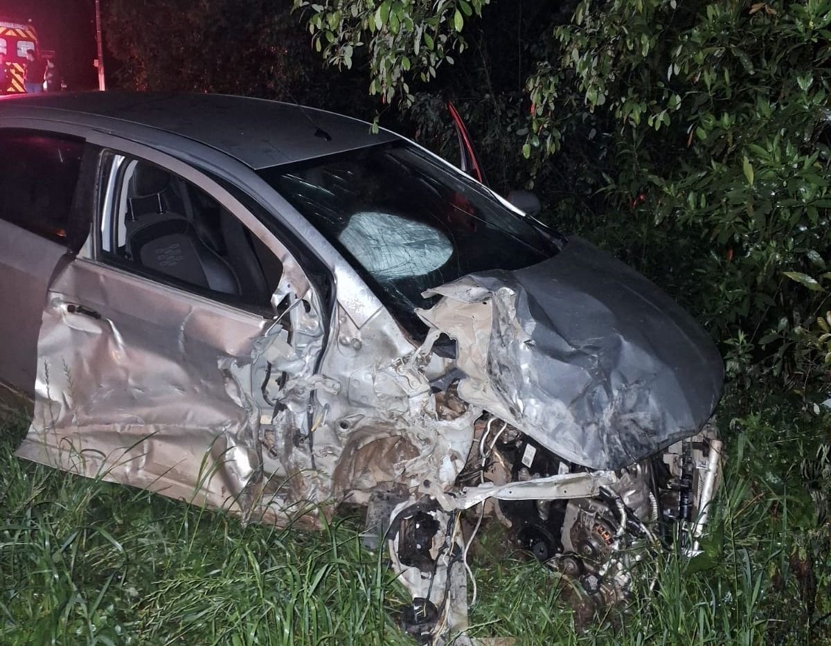 Acidente entre carreta e carro é registrado na BR-280 no Planalto Norte