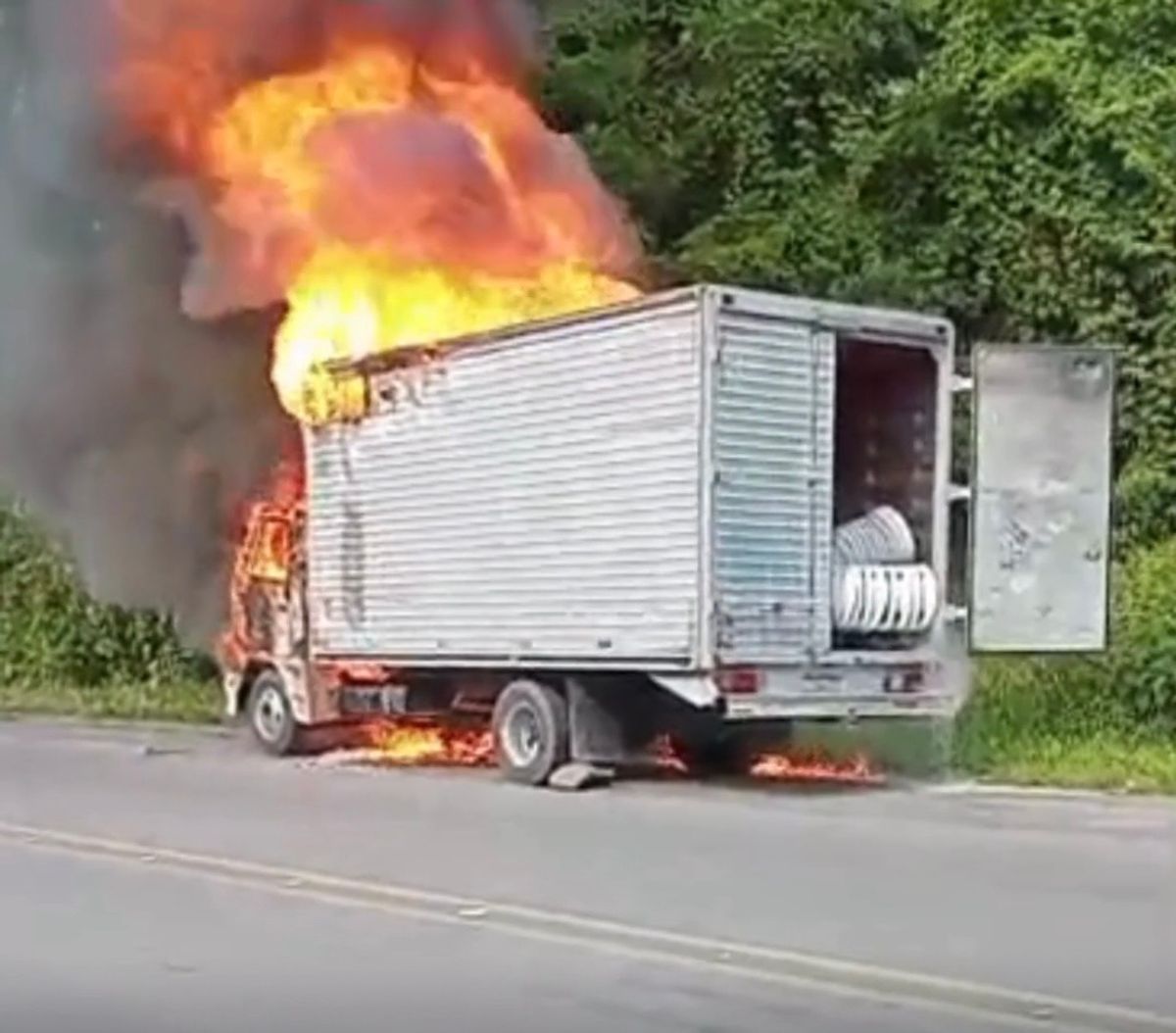 Caminhão é destruído por incêndio na BR-470, em Pouso Redondo