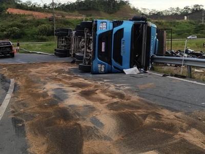 Caminhão tomba na BR-470 e deixa motorista ferido