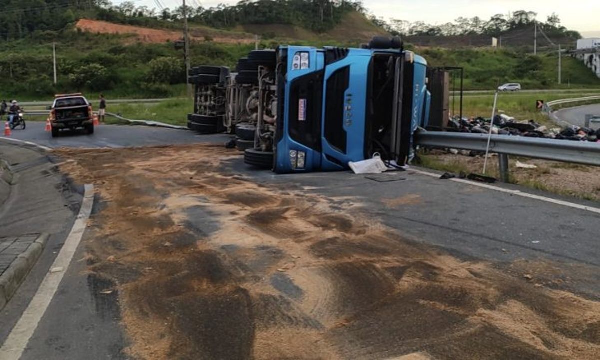 Caminhão tomba na BR-470 e deixa motorista ferido