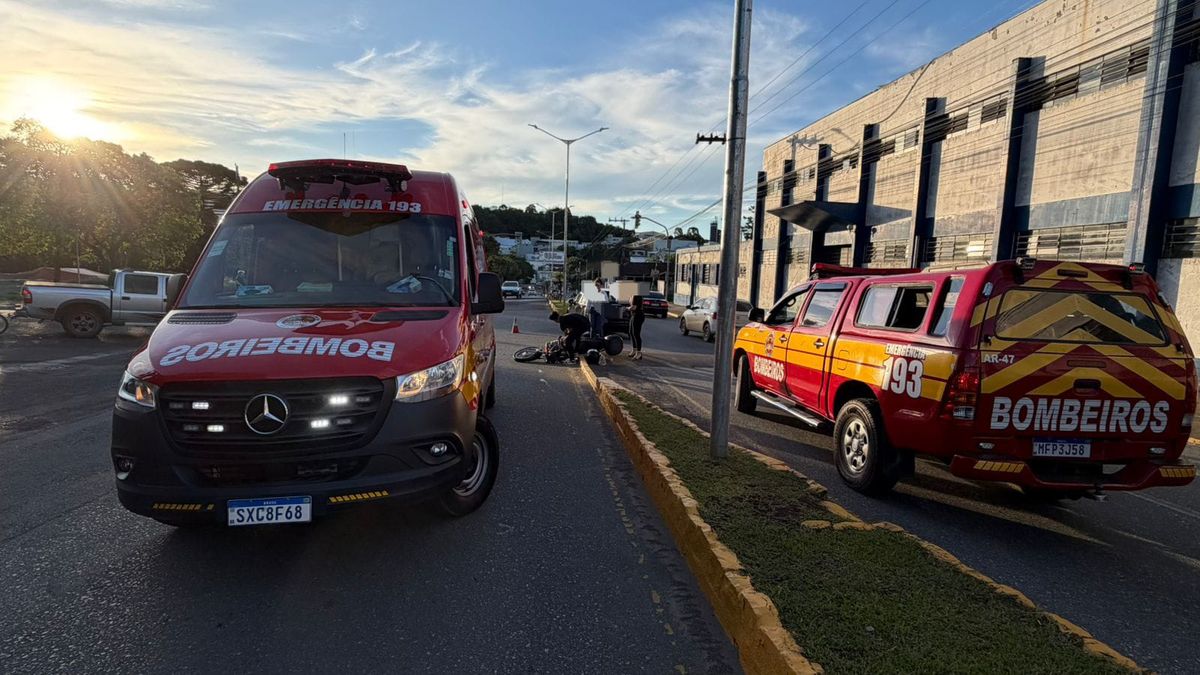 Acidente entre carro e moto deixa motociclista ferida no Centro de Mafra