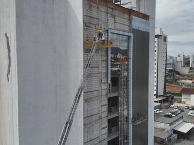 Operários ficam presos a 35 metros de altura e são resgatados no Vale do Itajaí
