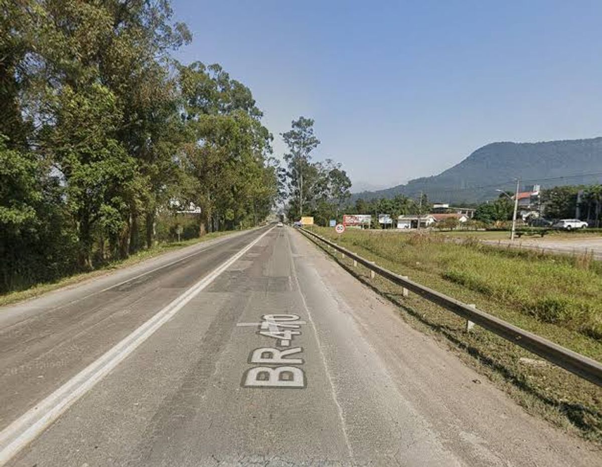 DNIT realiza operação “Pare e Siga” na BR-470 em Rio do Sul para corte de árvores