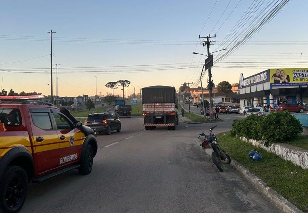 Grave acidente entre motocicleta e caminhão é registrado no trevo de acesso a Monte Castelo