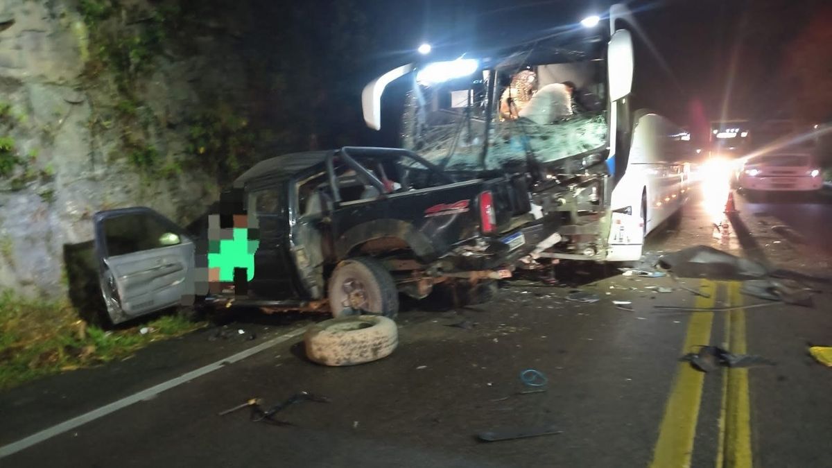 Colisão entre carro e ônibus na BR-470 deixa duas pessoas mortas em Ibirama