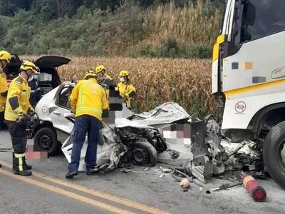 Quatro pessoas morrem em colisão frontal entre carro e carreta na BR-470 em SC