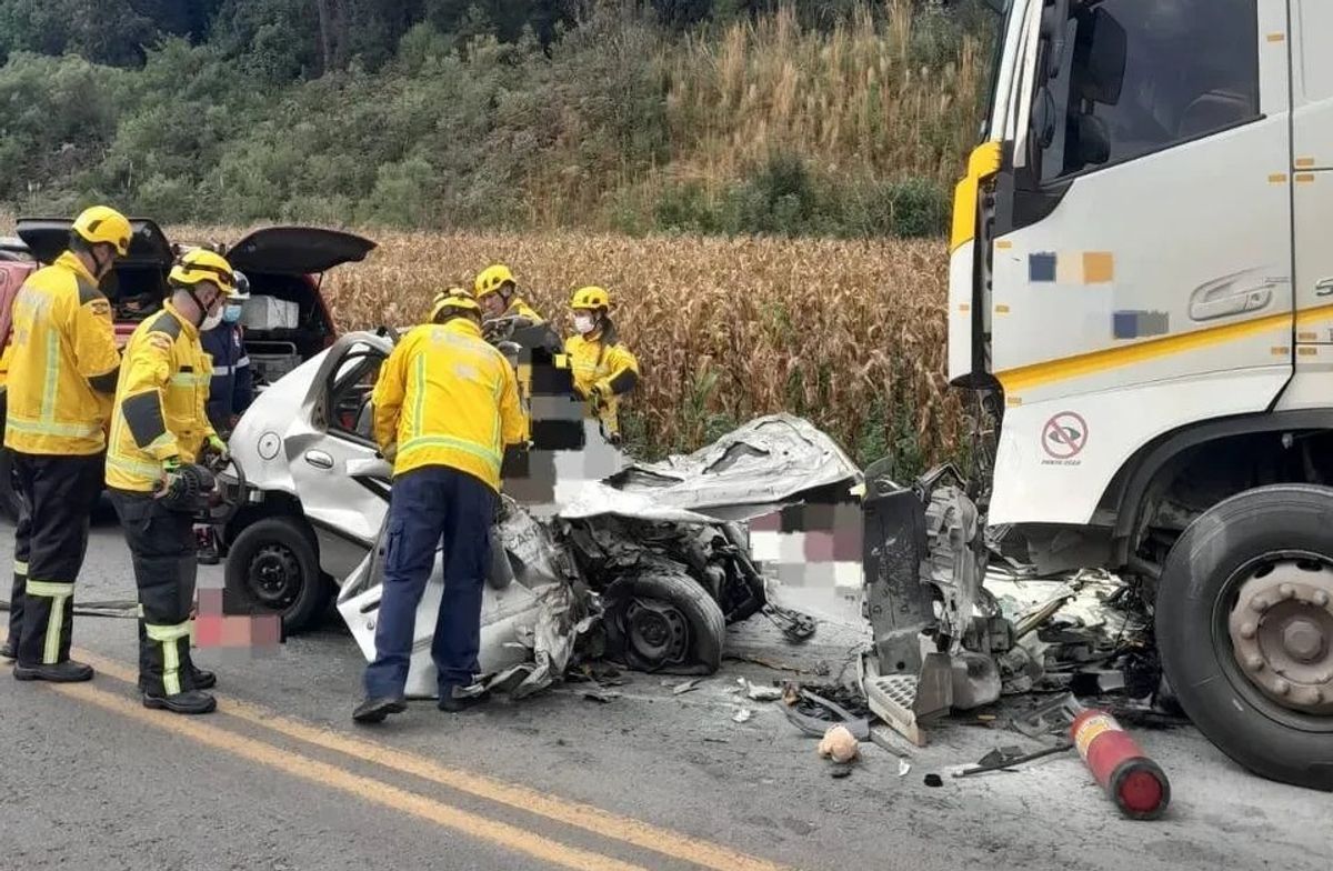 Quatro pessoas morrem em colisão frontal entre carro e carreta na BR-470 em SC