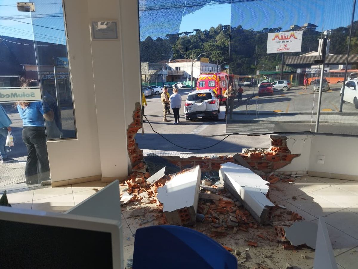 Idoso perde controle de veículo e colide contra edificação em São Bento do Sul