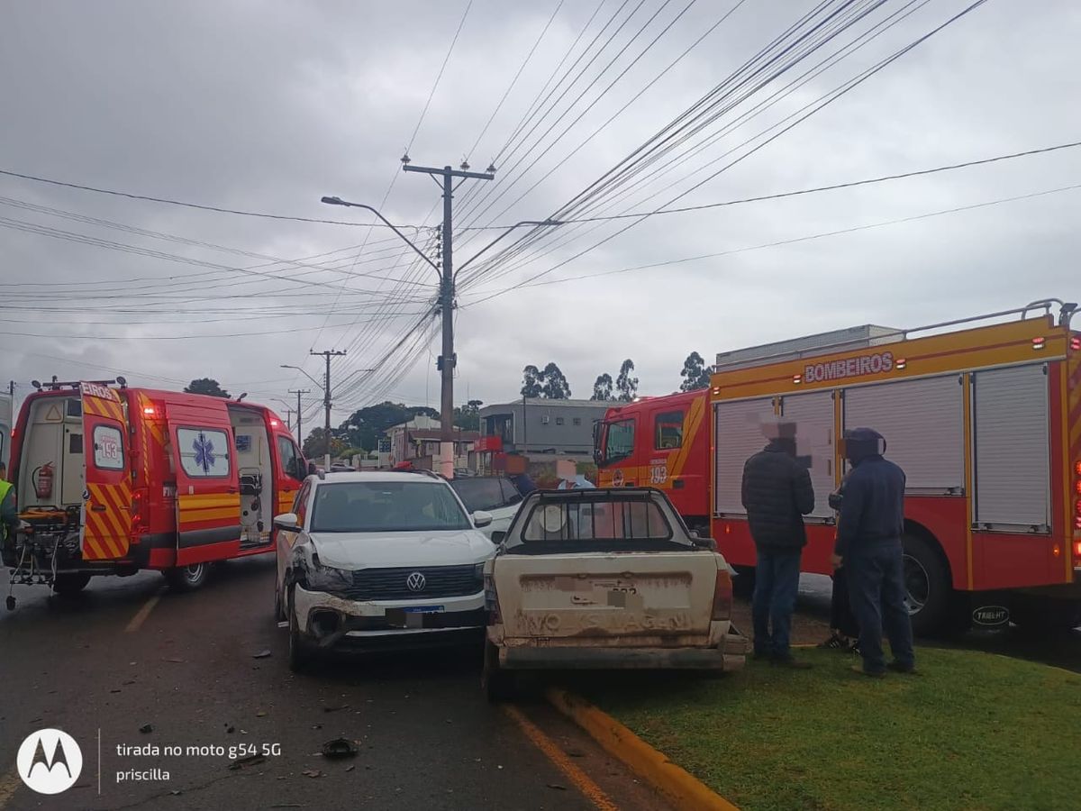 Colisão entre veículos mobiliza bombeiros e deixa uma pessoa ferida no Planalto Norte