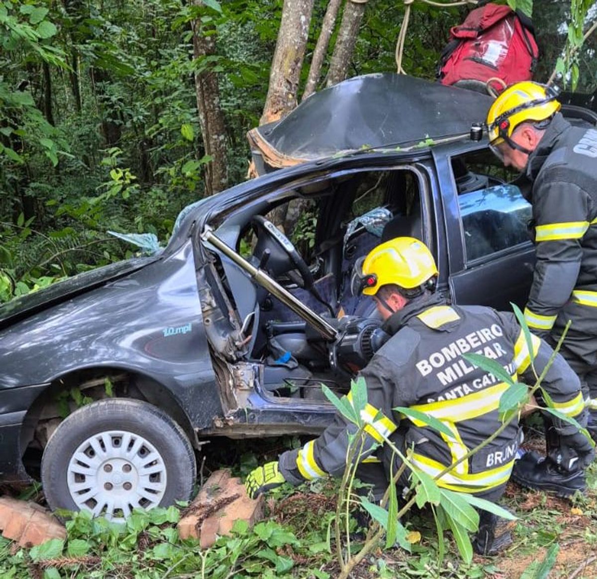 Carro sai da pista e bate em árvore na BR-280 em Mafra