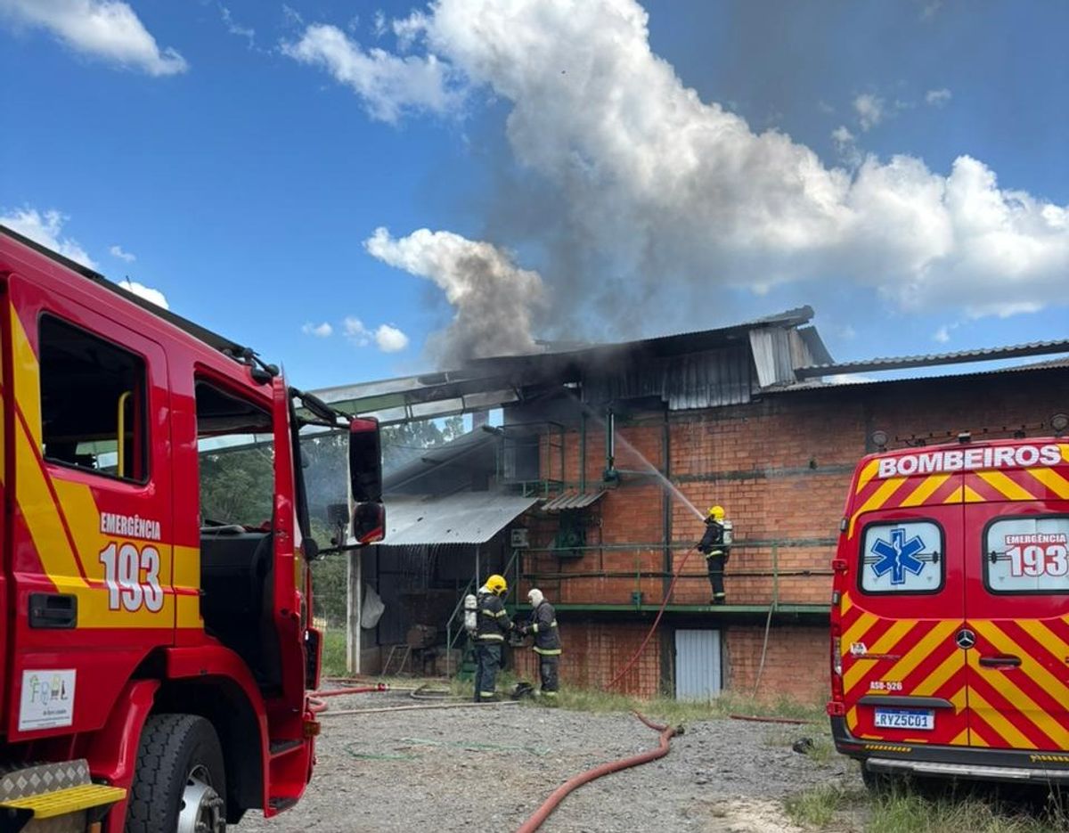 Incêndio atinge ervateira no interior de Três Barras