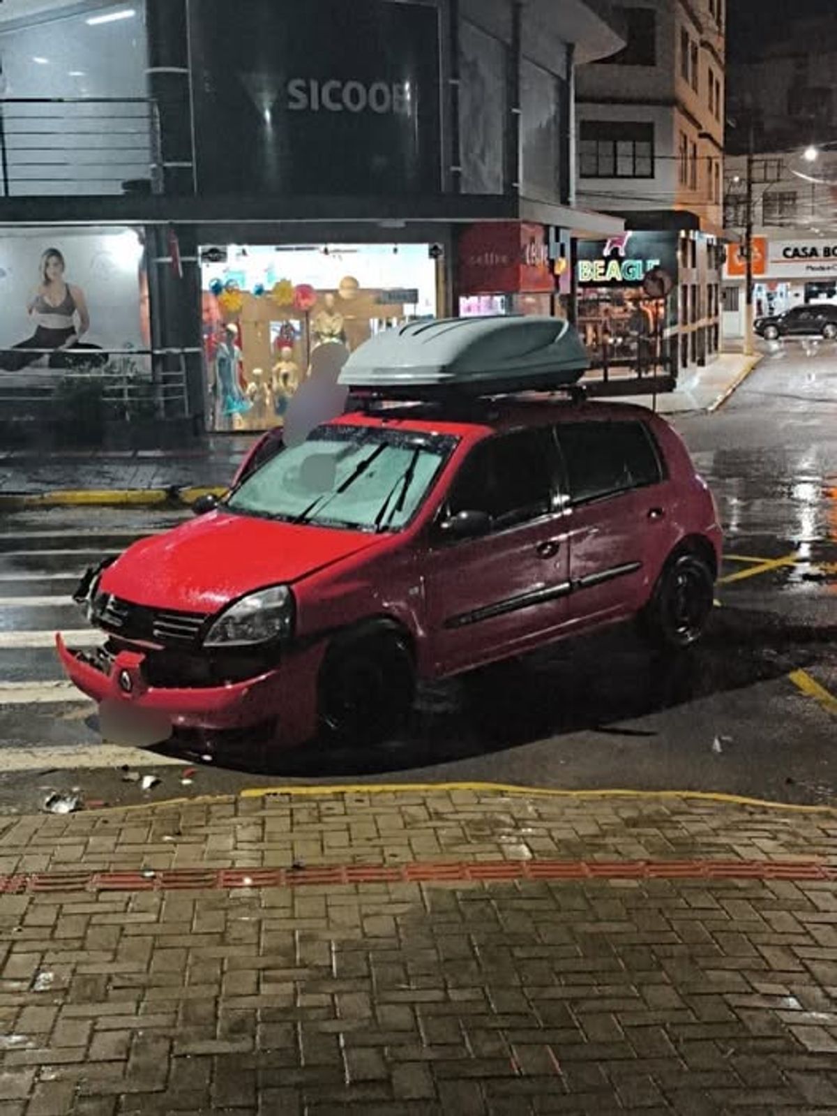 Condutor é preso por embriaguez após bater em poste no centro de Rio do Sul