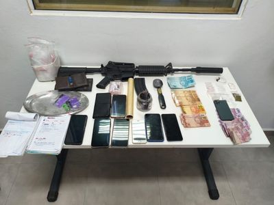 Prisão em flagrante desarticula ponto de tráfico em Agrolândia e apreende drogas e simulacro de fuzil