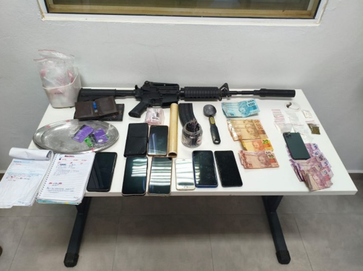 Prisão em flagrante desarticula ponto de tráfico em Agrolândia e apreende drogas e simulacro de fuzil